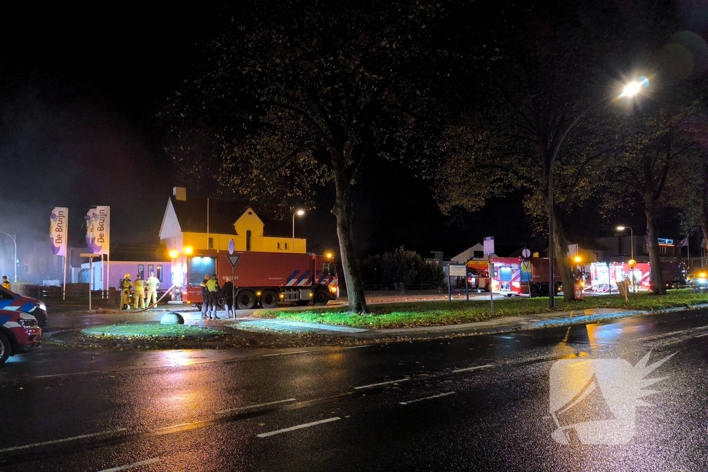 Brandweer groots ingezet bij brand in autobedrijf