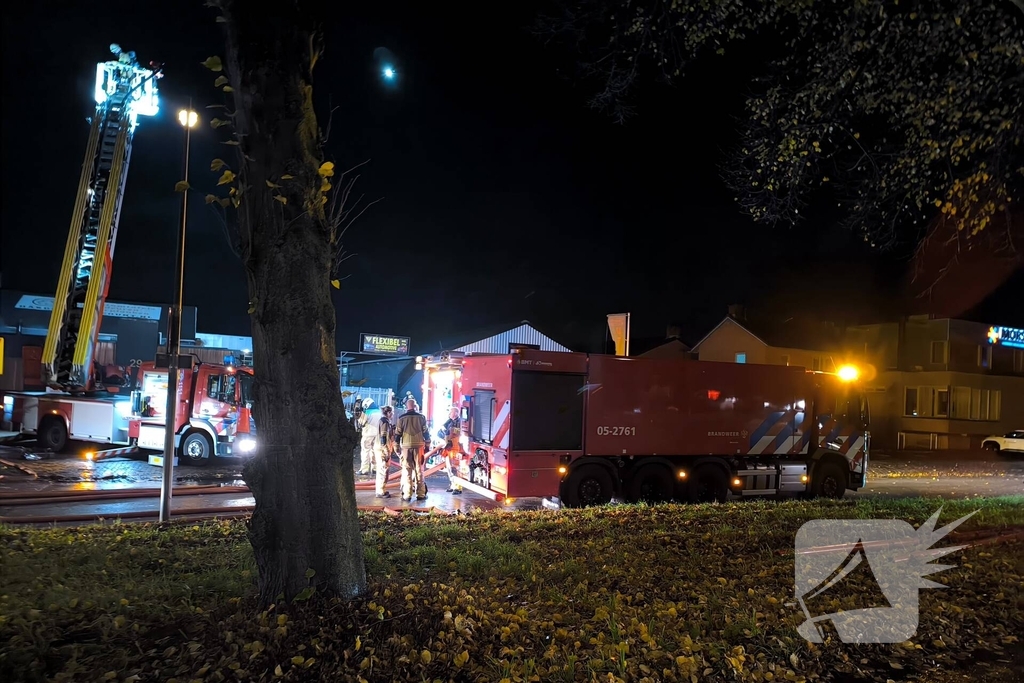 Brandweer groots ingezet bij brand in autobedrijf