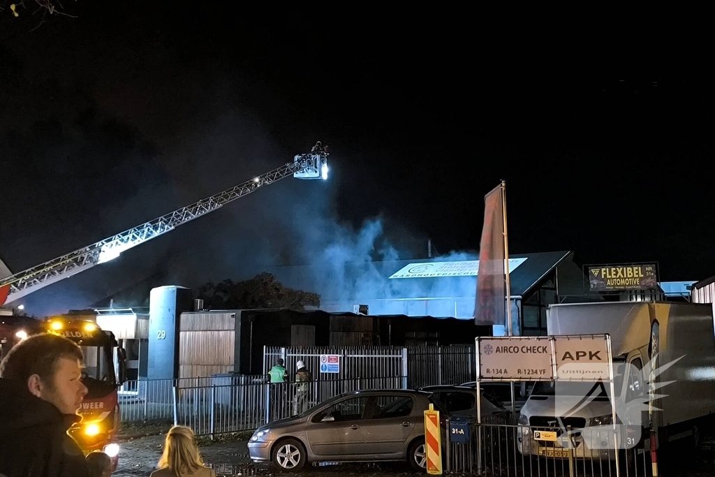 Brandweer groots ingezet bij brand in autobedrijf