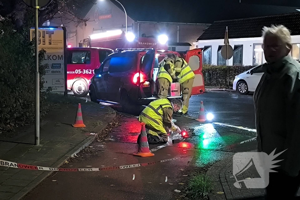 Brandweer groots ingezet bij brand in autobedrijf