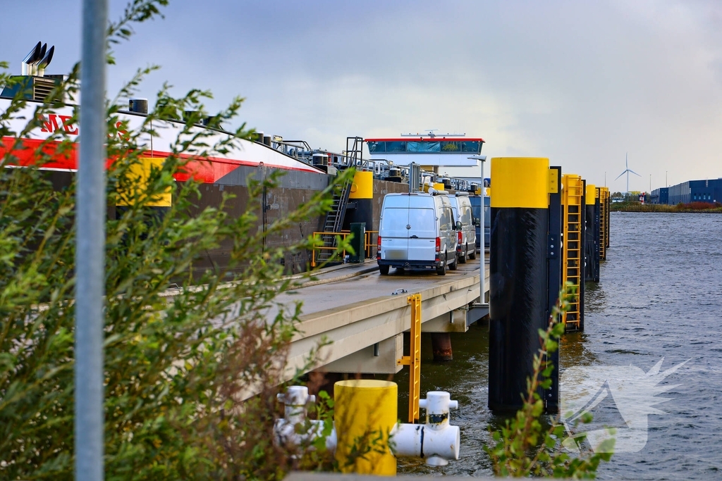 Hulpdiensten zoeken vermiste opvarenden
