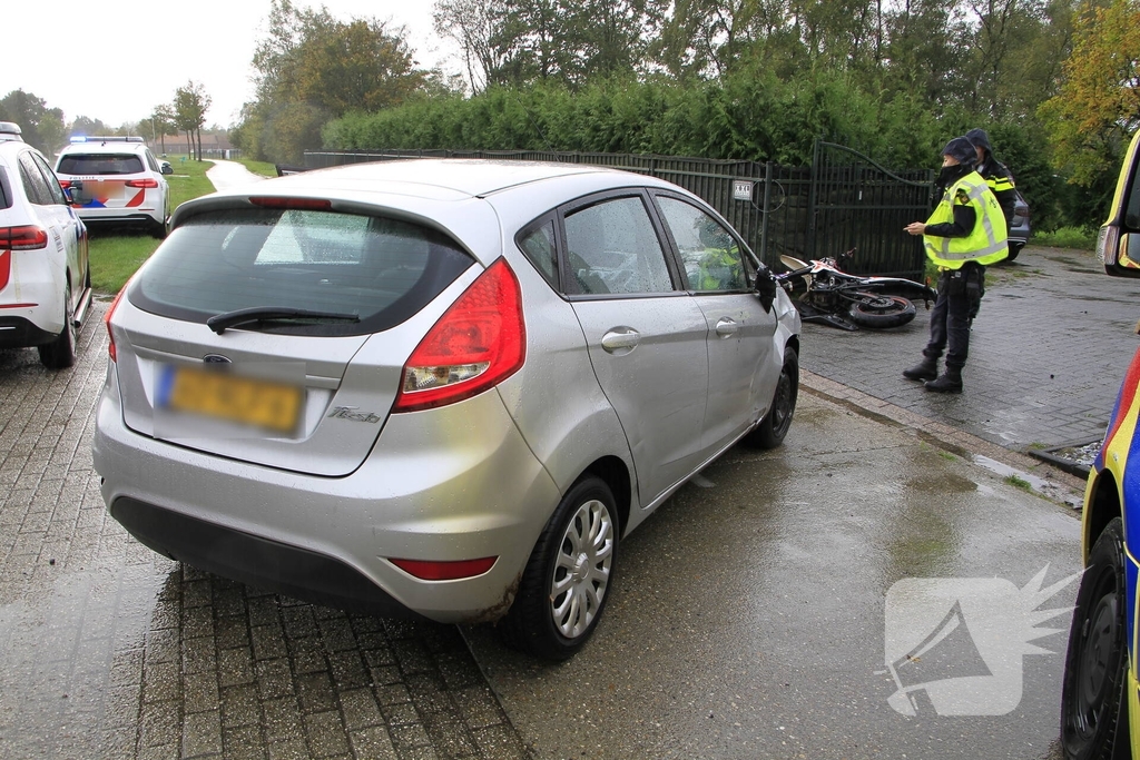 Crossmotor geschept door auto tijdens ongeval