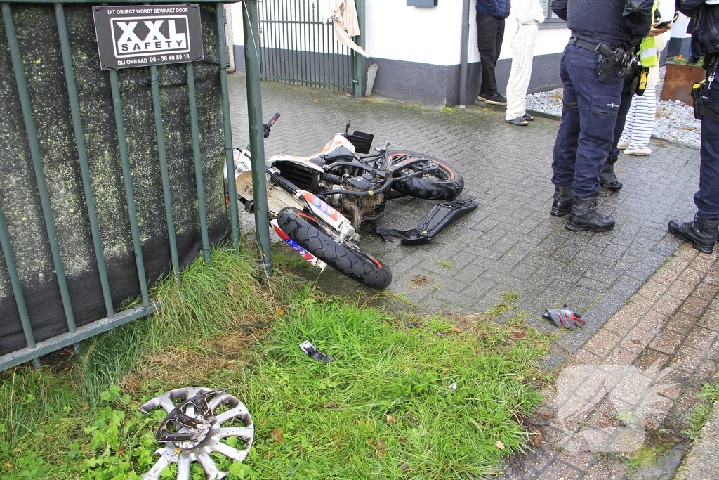Crossmotor geschept door auto tijdens ongeval