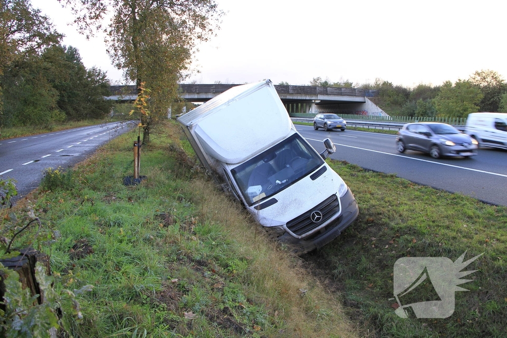 Bakwagen eindigt in greppel naast snelweg