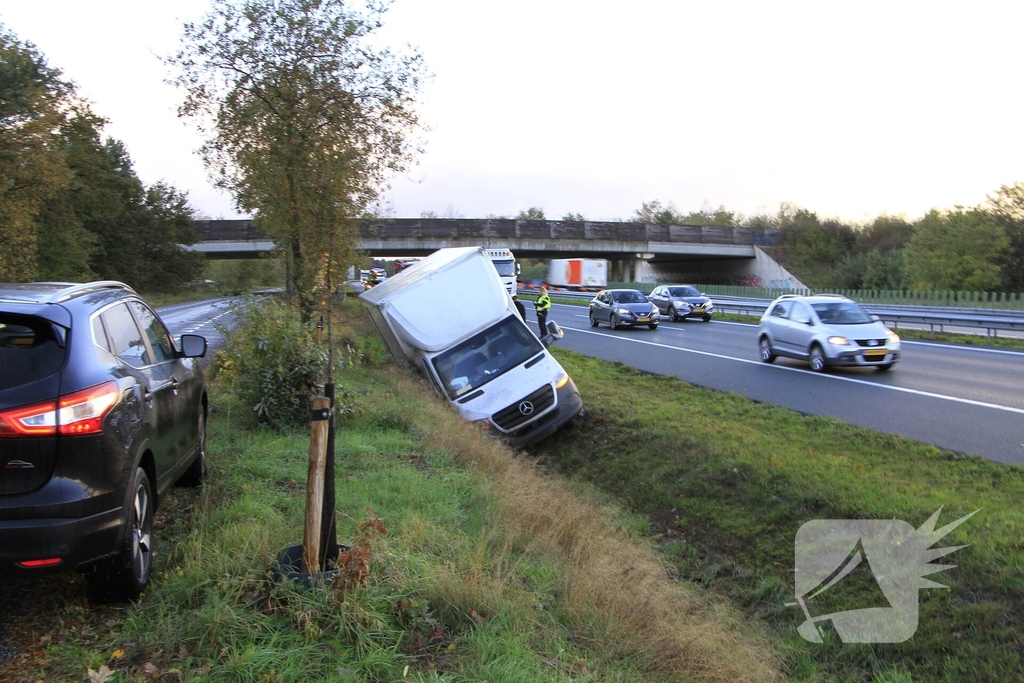 Bakwagen eindigt in greppel naast snelweg
