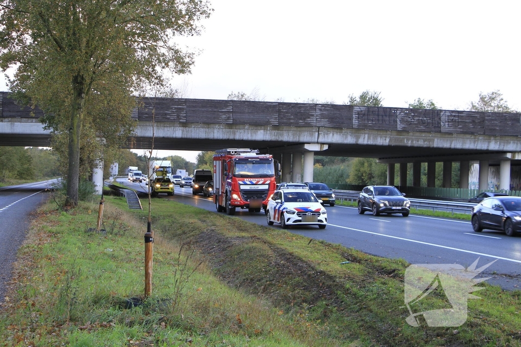 Bakwagen eindigt in greppel naast snelweg