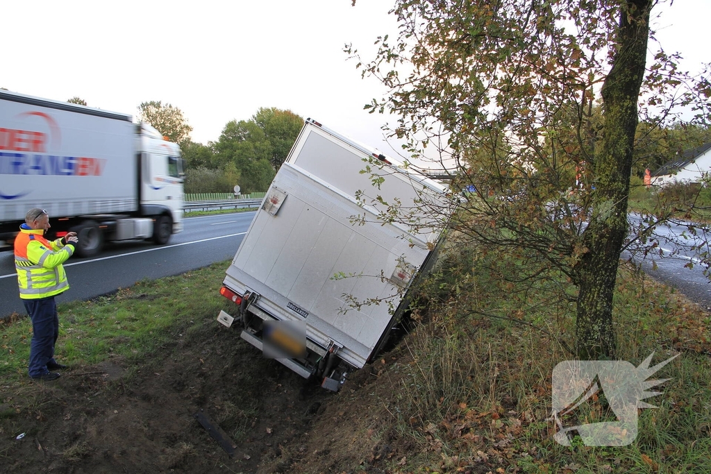 Bakwagen eindigt in greppel naast snelweg