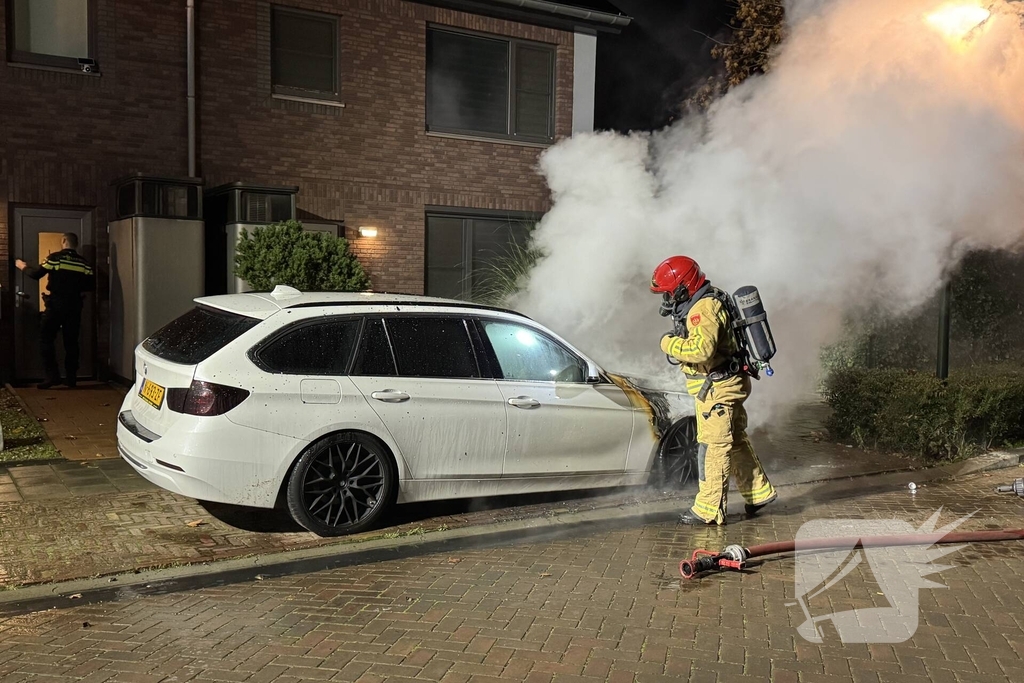 Autobrand zorgt voor schade en onderzoek