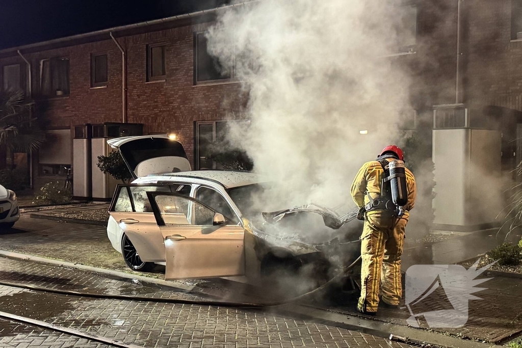 Autobrand zorgt voor schade en onderzoek