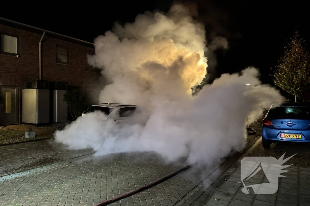 Autobrand zorgt voor schade en onderzoek