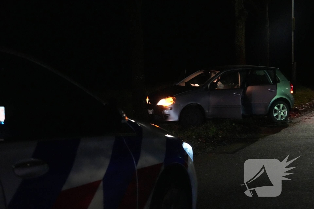 Auto botst tegen boom na verkeersbord omver te rijden
