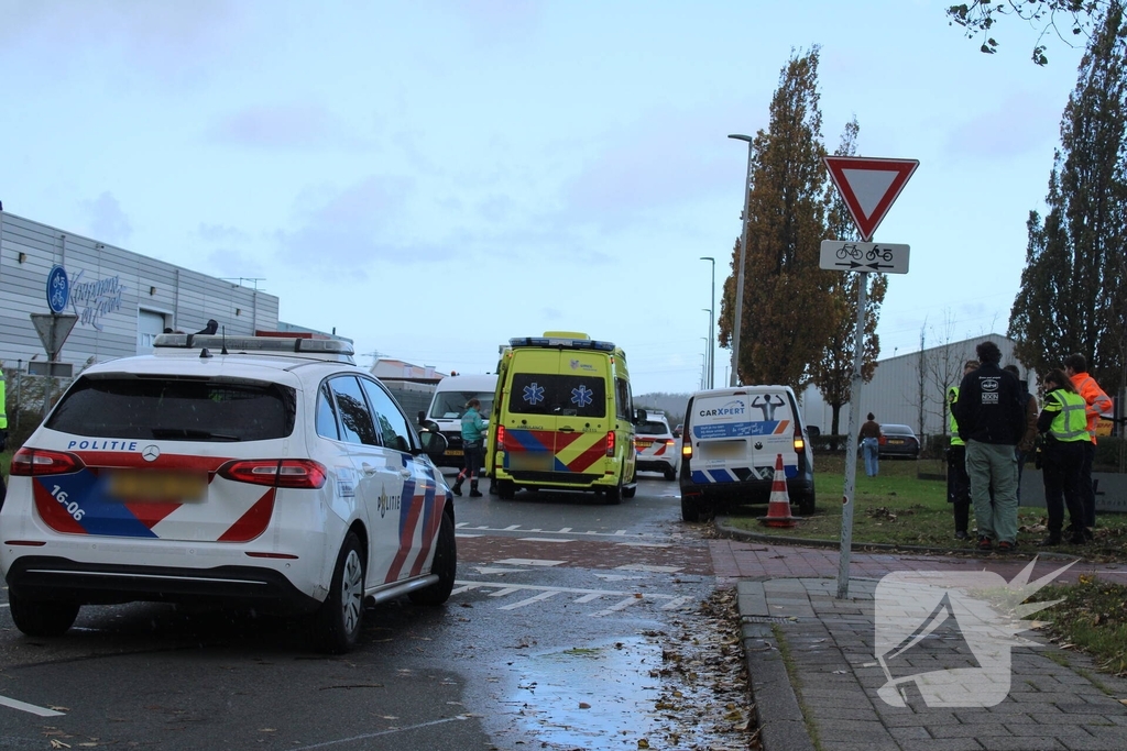 Fietser aangereden door bestelbus