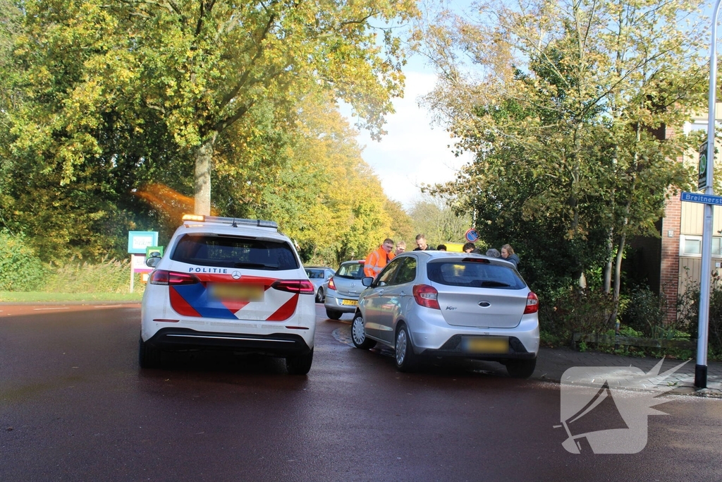 Twee voertuigen raken elkaar bij splitsing