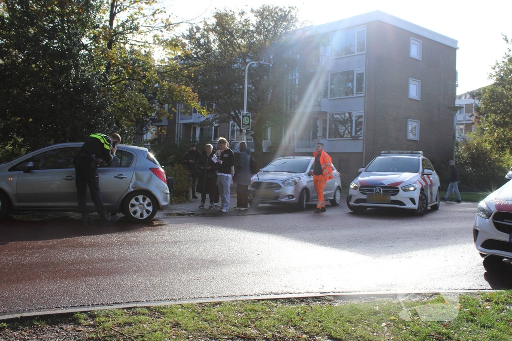 Twee voertuigen raken elkaar bij splitsing