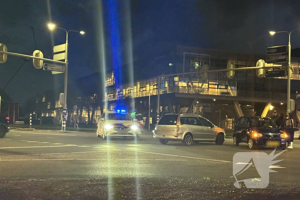 Twee auto's botsen op kruispunt