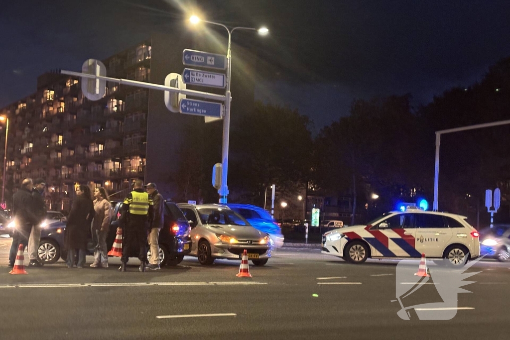 Twee auto's botsen op kruispunt