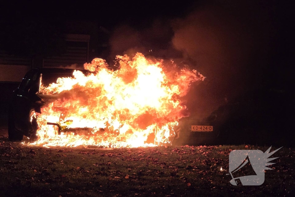 Auto brand volledig uitgebrand