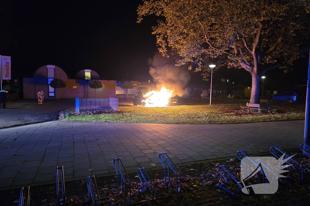 Auto brand volledig uitgebrand