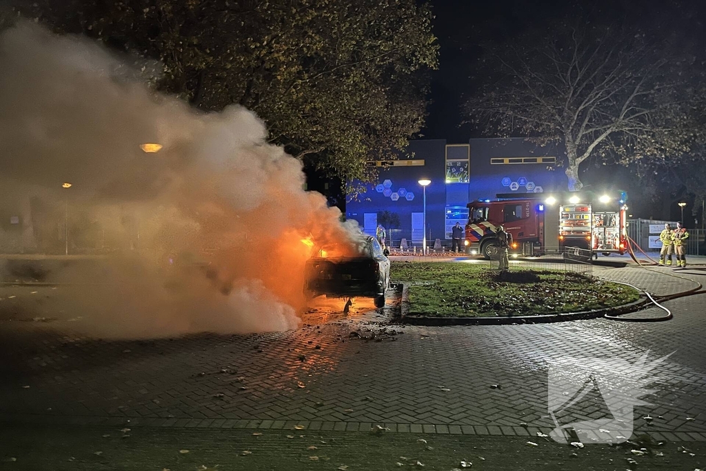Auto brand volledig uitgebrand