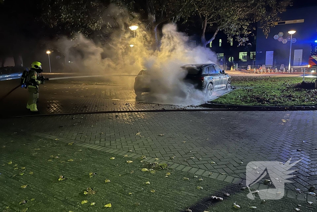 Auto brand volledig uitgebrand