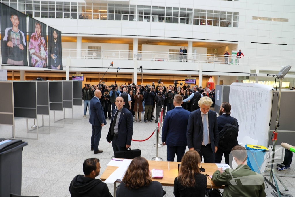 Grote belangstelling voor Wilders bij stembus