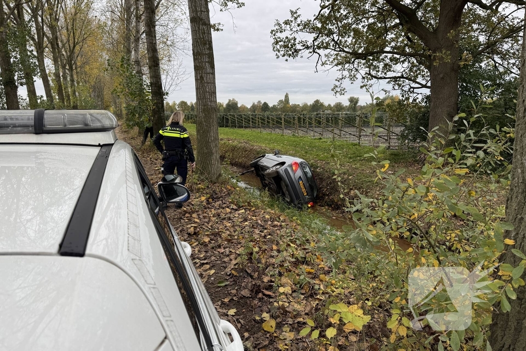 Jongeman speelt met auto en belandt in sloot