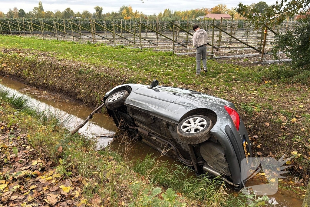 Jongeman speelt met auto en belandt in sloot