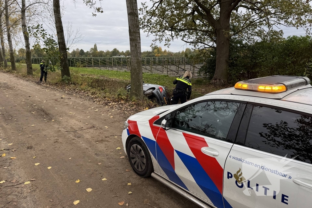 Jongeman speelt met auto en belandt in sloot