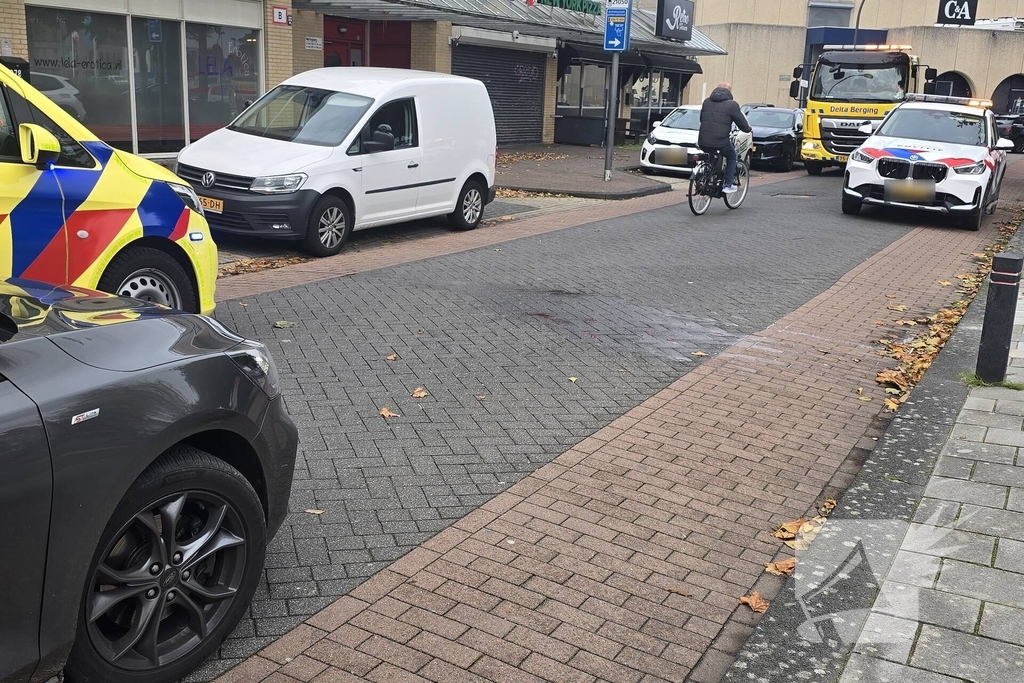 Fietser en autodeur botsen op parkeerterrein