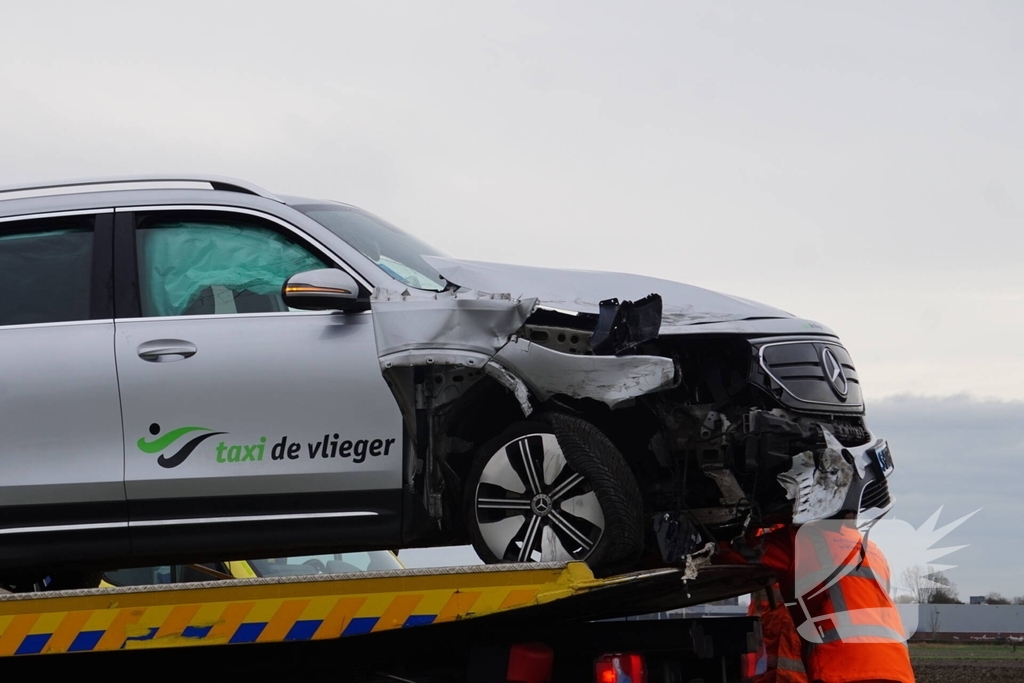 Botsing tussen auto en taxi