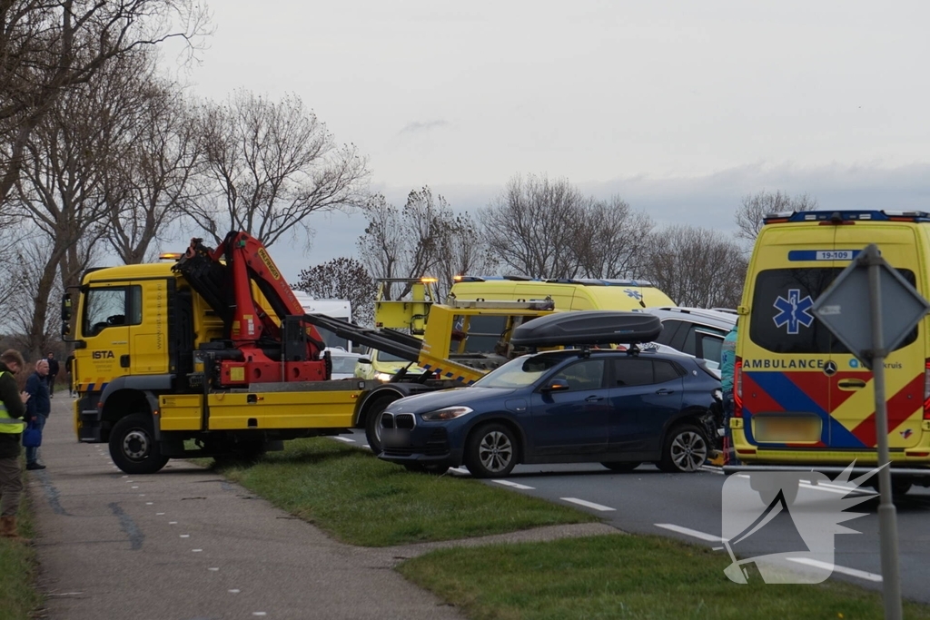 Botsing tussen auto en taxi
