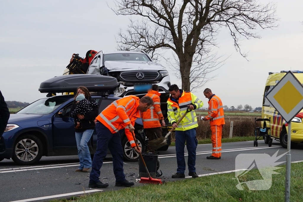 Botsing tussen auto en taxi