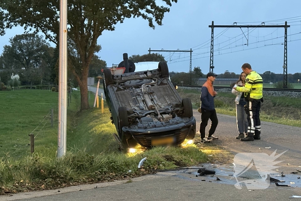 Automobilist belandt op de kop na aanrijding