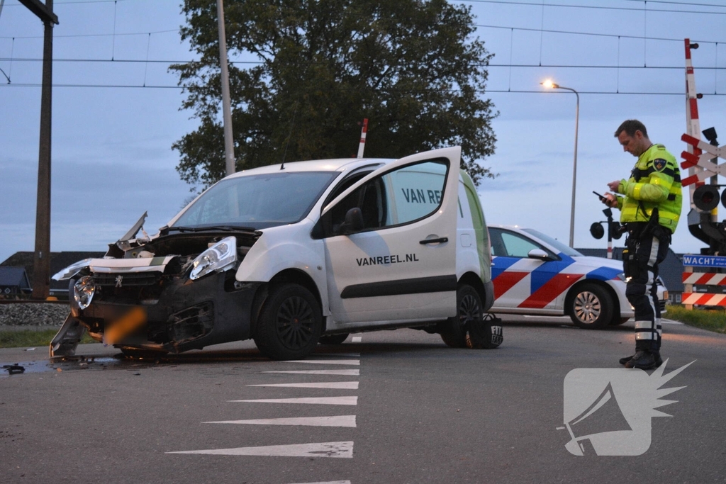 Automobilist belandt op de kop na aanrijding