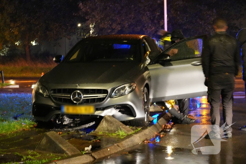 Automobilist verliest macht over het stuur en belandt op varkensrug