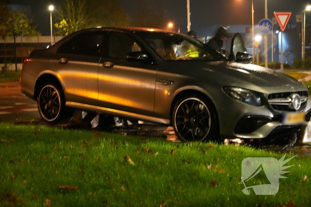 Automobilist verliest macht over het stuur en belandt op varkensrug