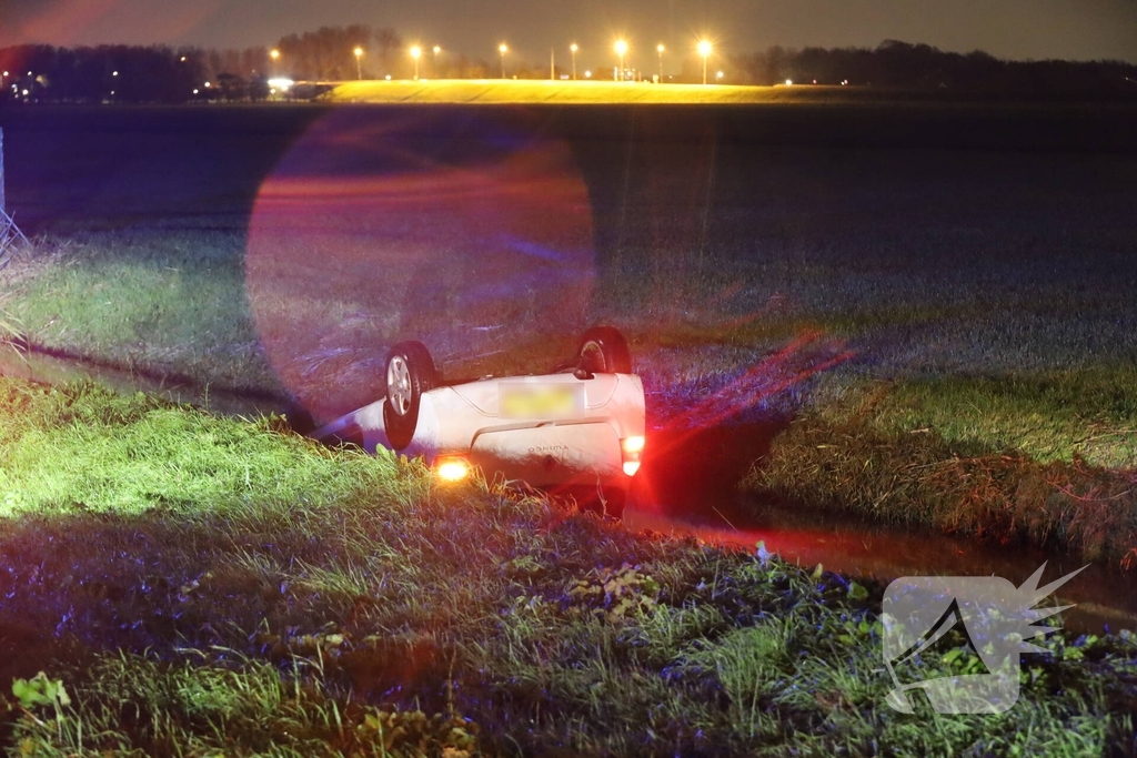 Auto op de kop in sloot