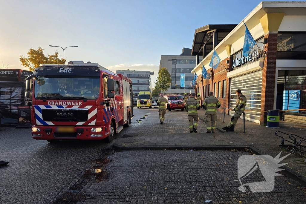 Medewerker supermarkt onwel bij ongeval met gevaarlijke stof en wordt naar ziekenhuis gebracht