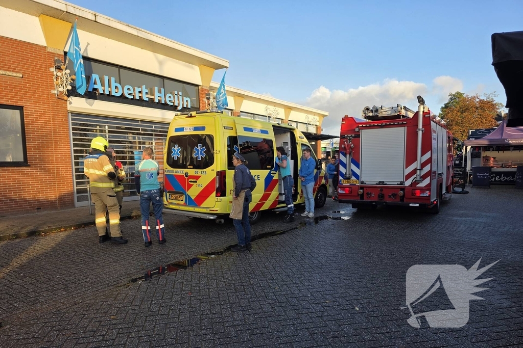 Medewerker supermarkt onwel bij ongeval met gevaarlijke stof en wordt naar ziekenhuis gebracht