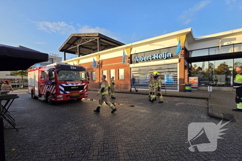 Medewerker supermarkt onwel bij ongeval met gevaarlijke stof en wordt naar ziekenhuis gebracht