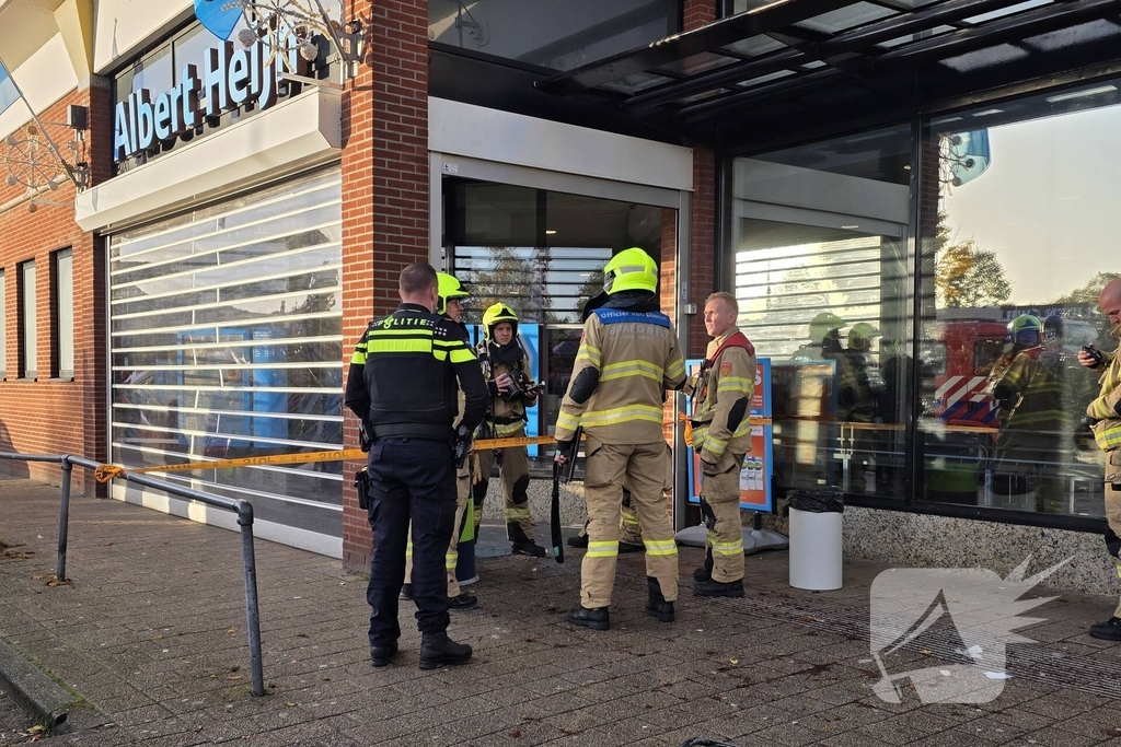 Medewerker supermarkt onwel bij ongeval met gevaarlijke stof en wordt naar ziekenhuis gebracht