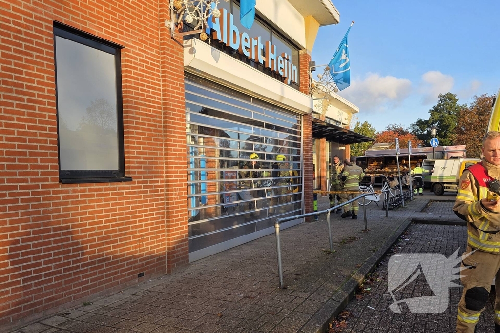 Medewerker supermarkt onwel bij ongeval met gevaarlijke stof en wordt naar ziekenhuis gebracht