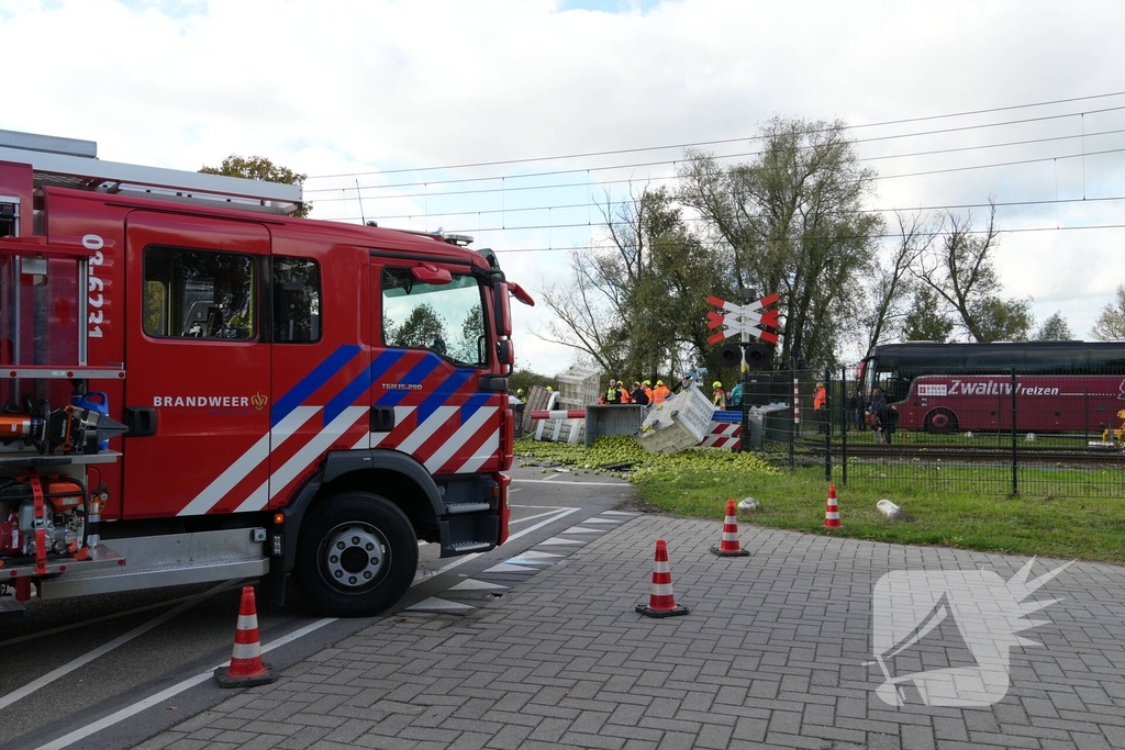 Trein botst op vrachtwagen