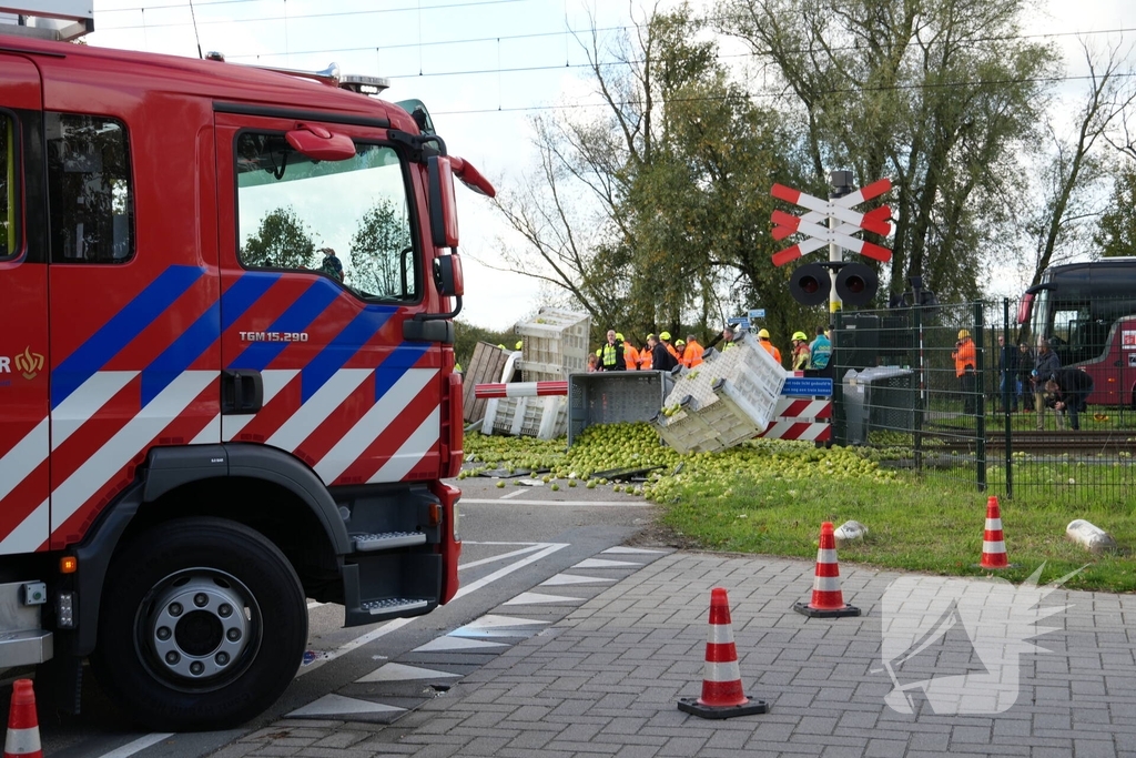 Trein botst op vrachtwagen