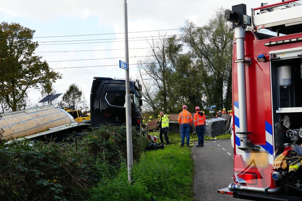 Trein botst op vrachtwagen