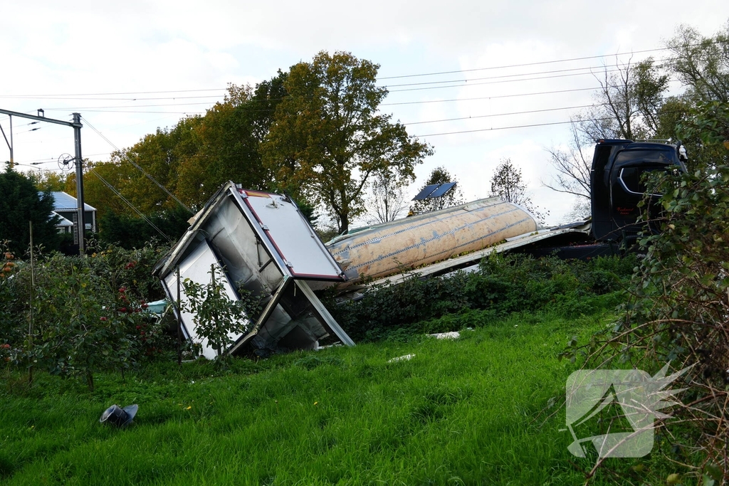 Trein botst op vrachtwagen
