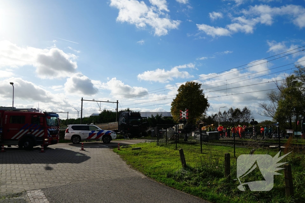 Trein botst op vrachtwagen