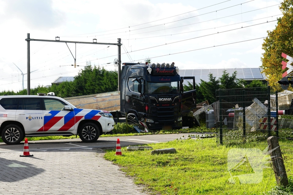 Trein botst op vrachtwagen
