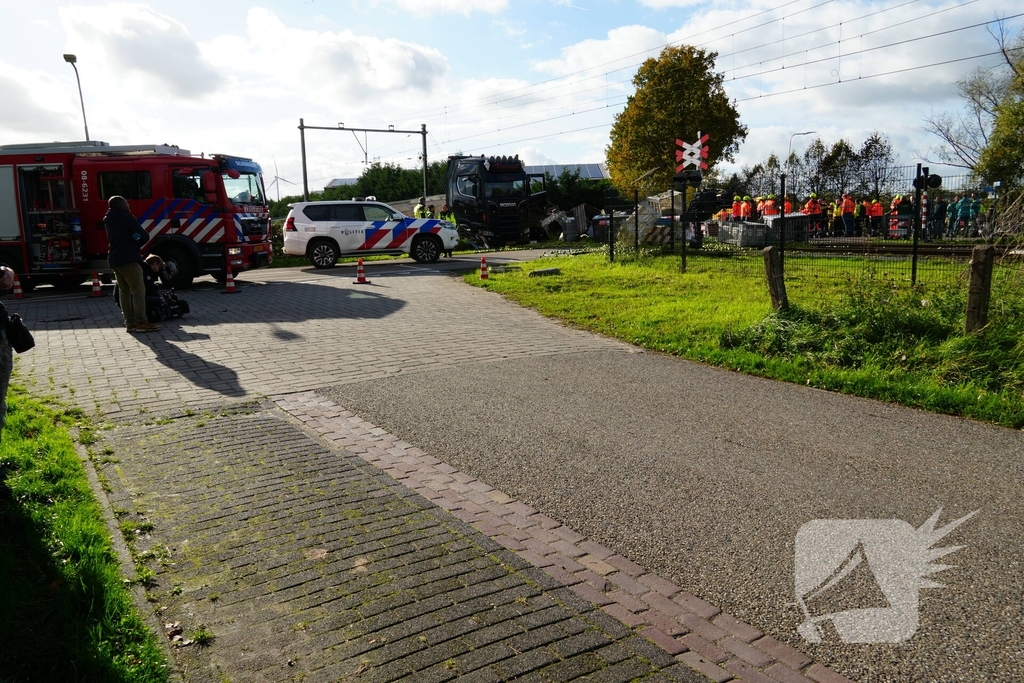 Trein botst op vrachtwagen