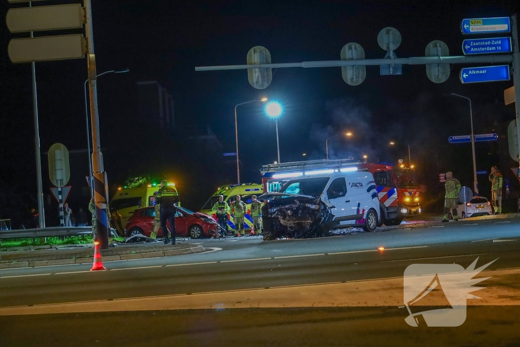 Zware botsing tussen twee auto's leidt tot gewonden